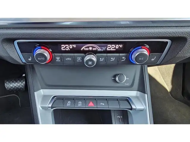 Audi Q3 view 11