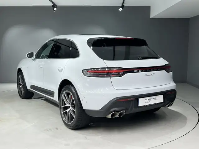 Porsche Macan view 3