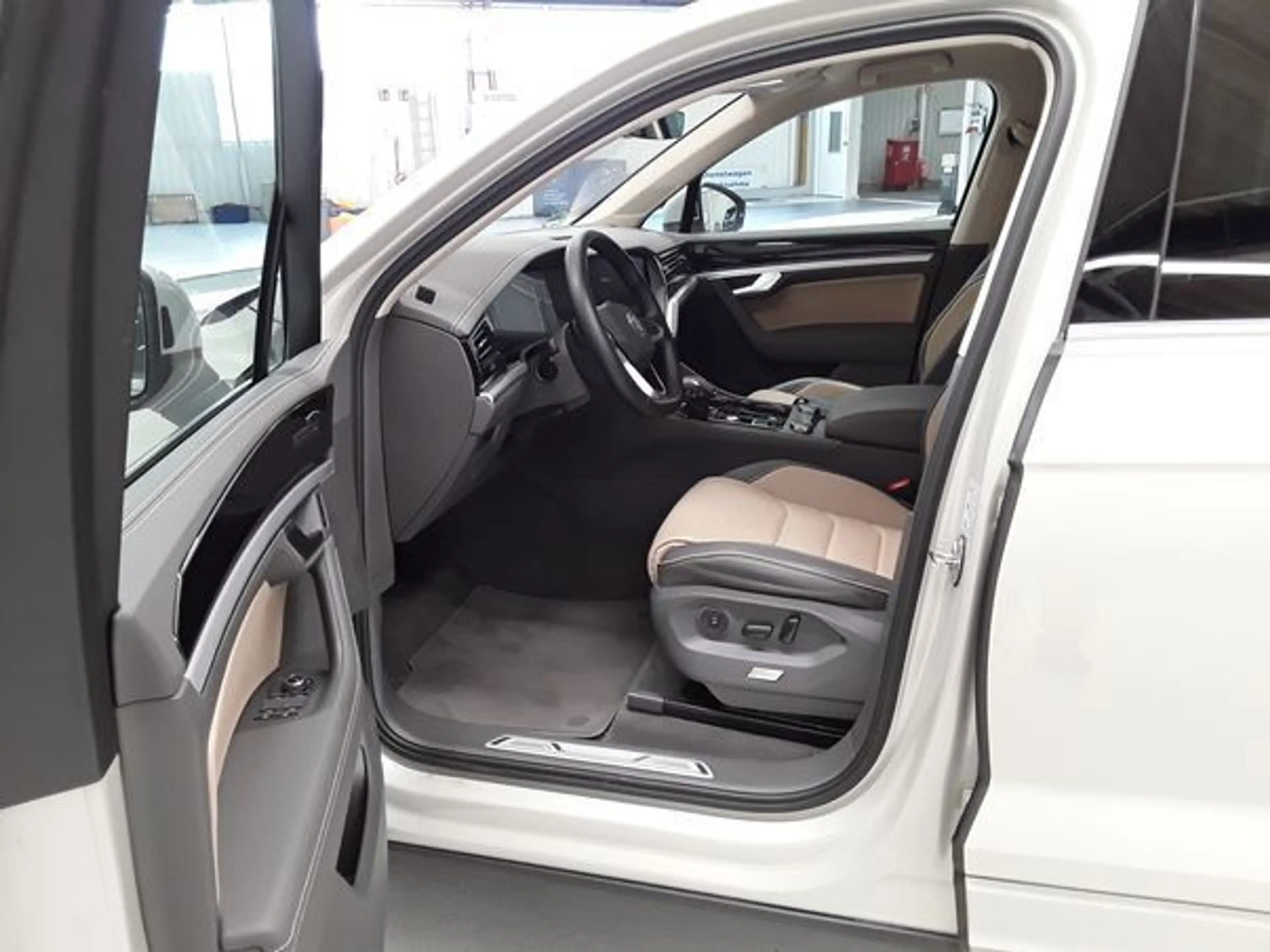 Volkswagen Touareg ELEGANCE 3.0TDI 231PS NP.105T ACC.5J-G.AHK.STHZG.K — photo 6