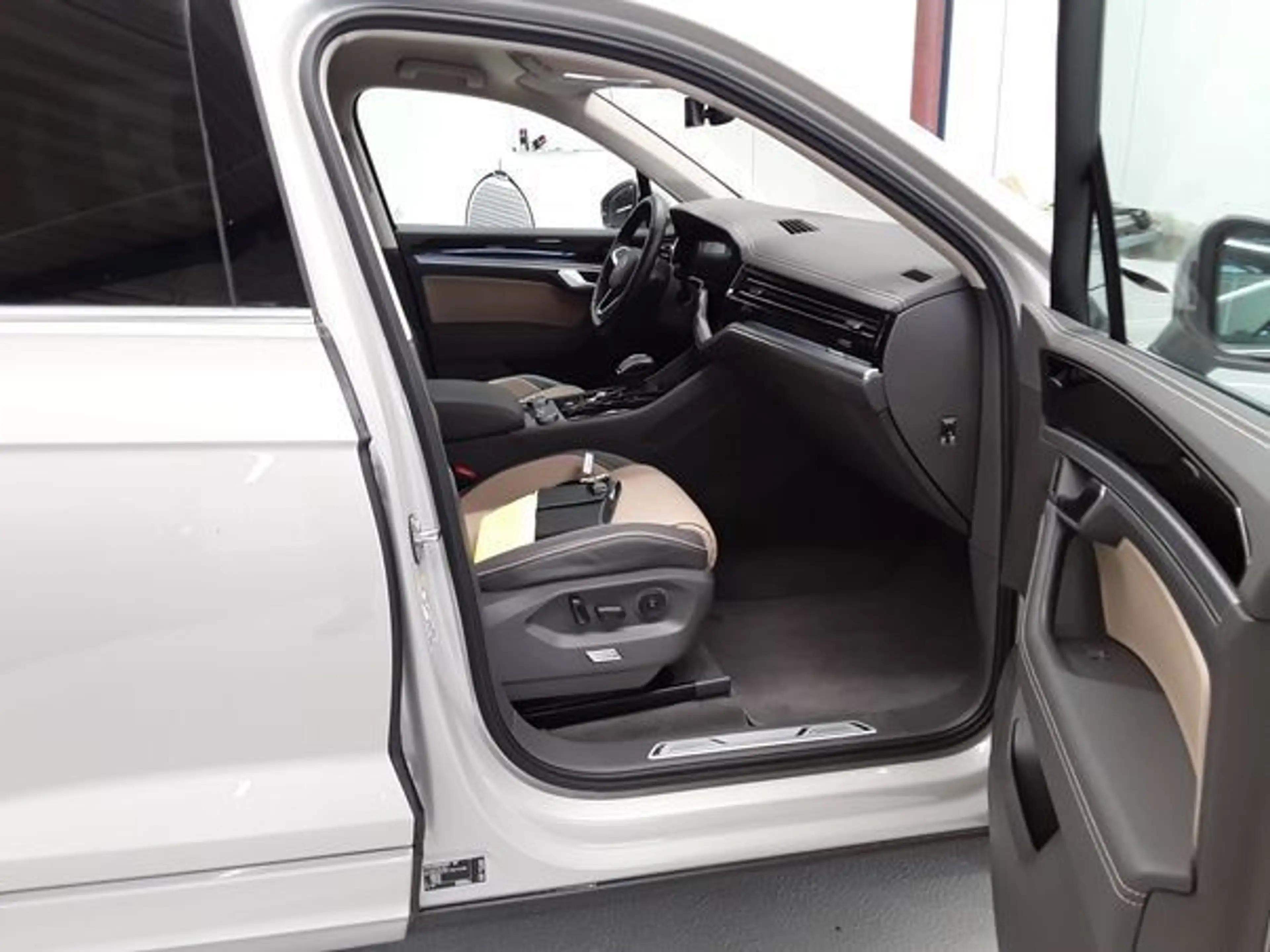 Volkswagen Touareg ELEGANCE 3.0TDI 231PS NP.105T ACC.5J-G.AHK.STHZG.K — photo 8