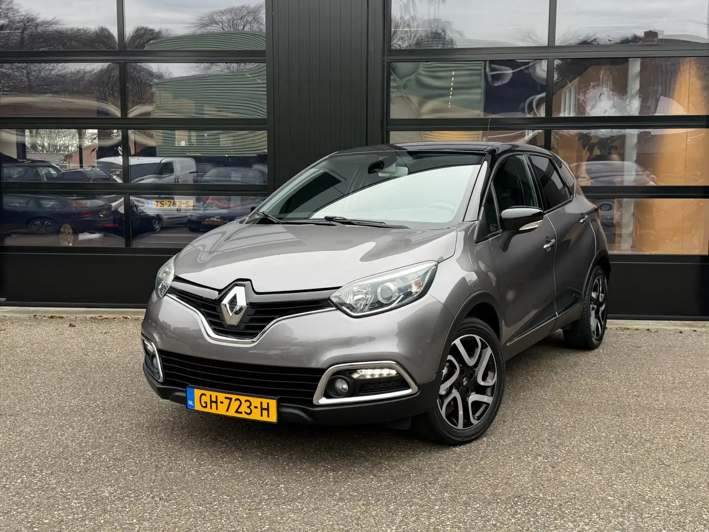 Renault Captur 0.9 TCe Dynamique Led Navi Camera Clima Cruise Tre Grijs - 1