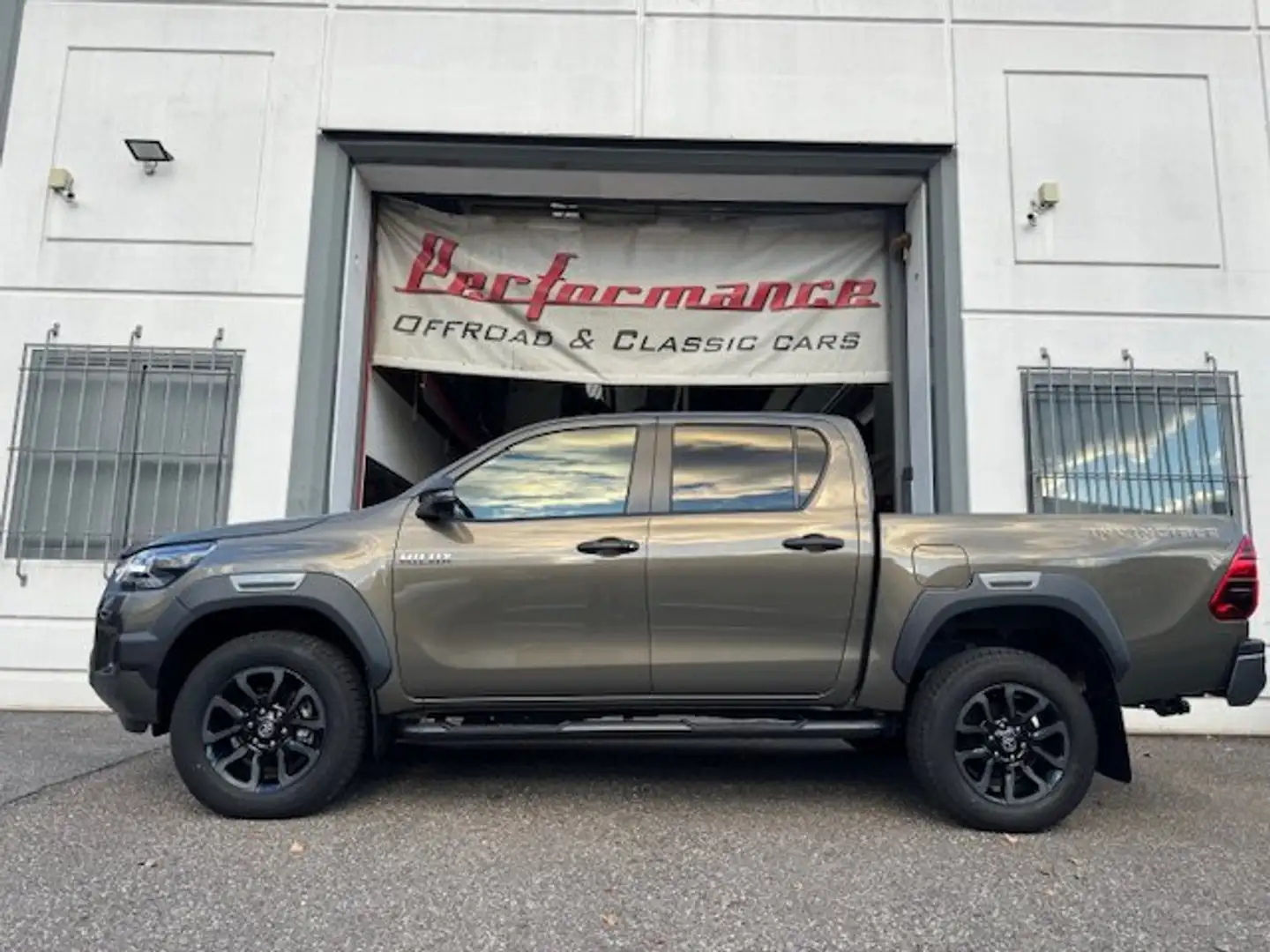 Toyota Hilux 2.8 D-4D MY 2025 MILD HYBRID 204CV INVINCIBLE Bronce - 2