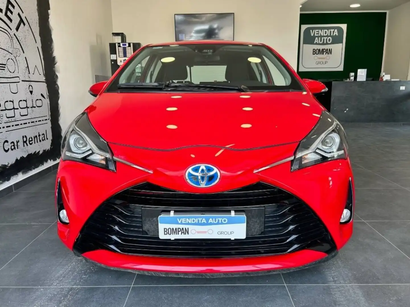 Toyota Yaris 1.5h Active Plus Rood - 1