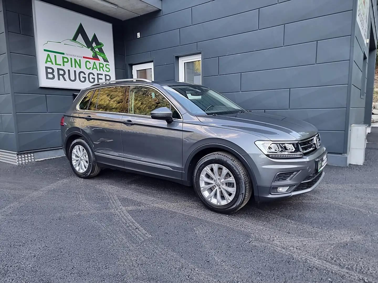 Volkswagen Tiguan 1,4 TSI Sky**AHK**PANORAMADACH**LED** Silber - 1