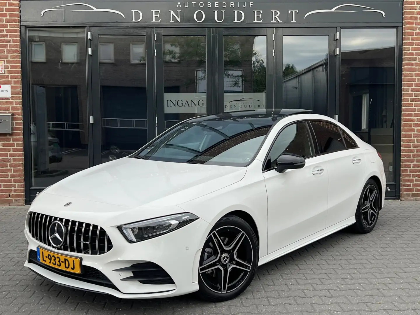 Mercedes-Benz A 200 A Solution AMG AUT / PANO / WIDESCREEN Wit - 1