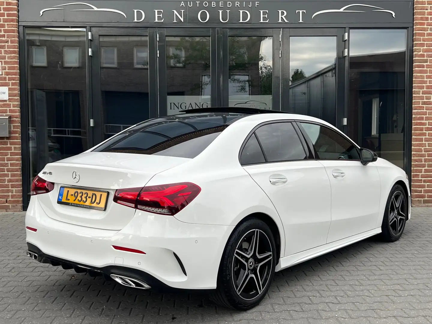 Mercedes-Benz A 200 A Solution AMG AUT / PANO / WIDESCREEN Wit - 2