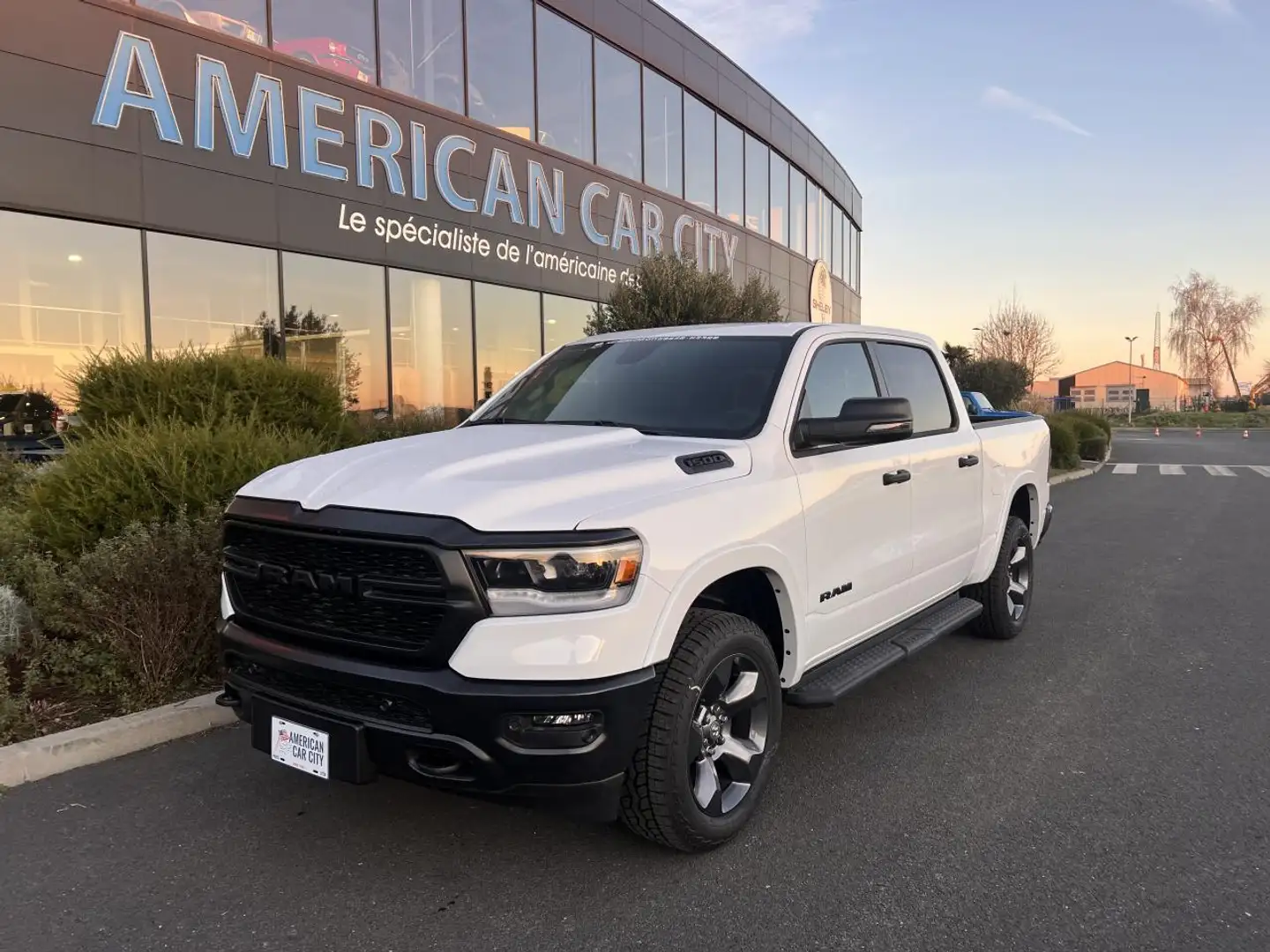 Dodge RAM 1500 CREW BIGHORN BUILT TO SERVE EDITION Blanc - 1