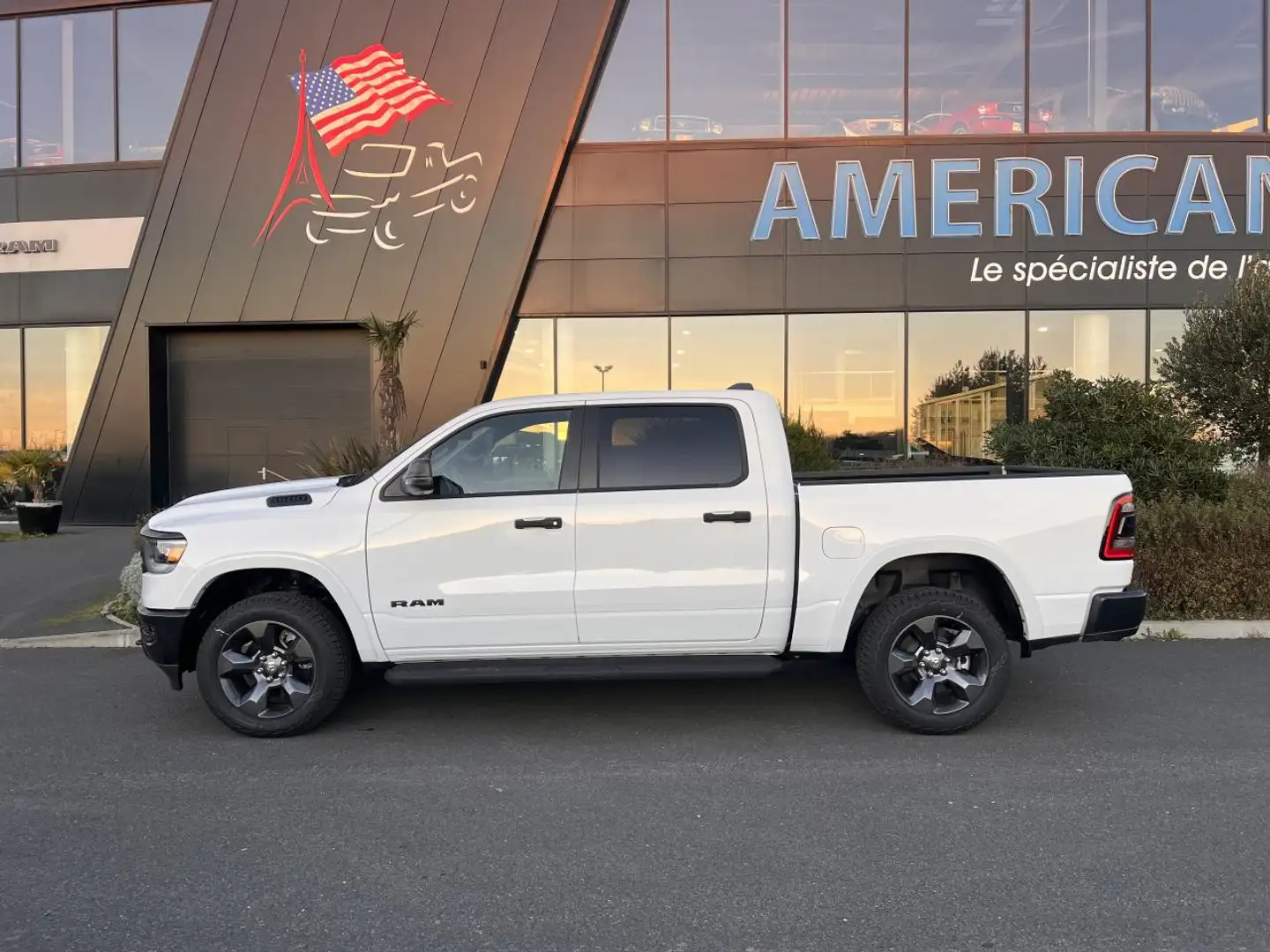 Dodge RAM 1500 CREW BIGHORN BUILT TO SERVE EDITION Blanc - 2