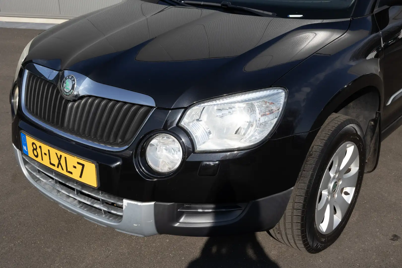 Skoda Yeti 1.2 TSI Active Plus airco cruise lmv trekhaak nl-a Zwart - 2