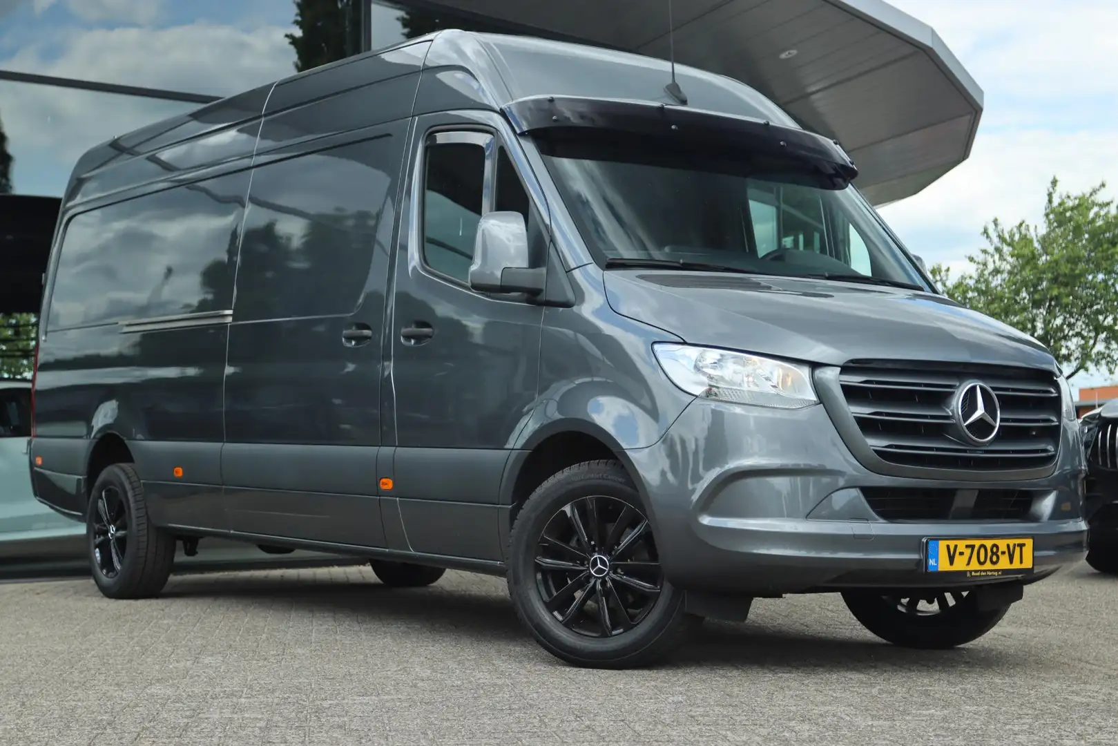 Mercedes-Benz Sprinter 319 3.0 CDI V6 AUT. L3H2 - 3500 KG TREKHAAK | MBUX Grijs - 2