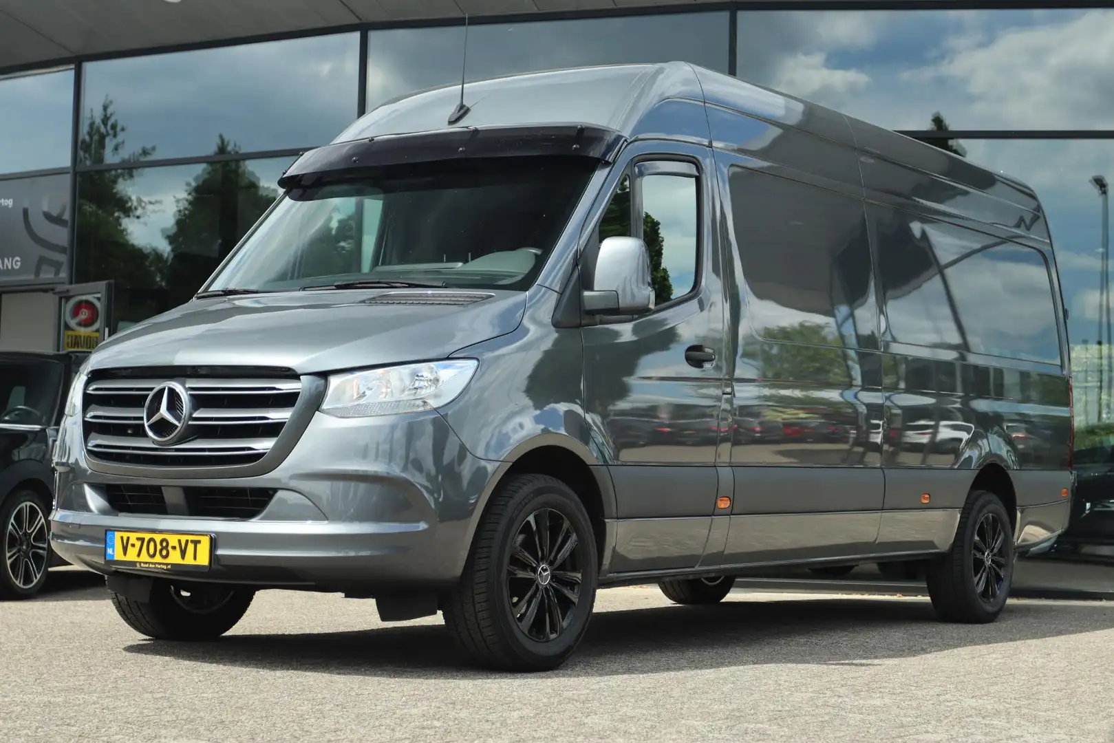 Mercedes-Benz Sprinter 319 3.0 CDI V6 AUT. L3H2 - 3500 KG TREKHAAK | MBUX Grijs - 1