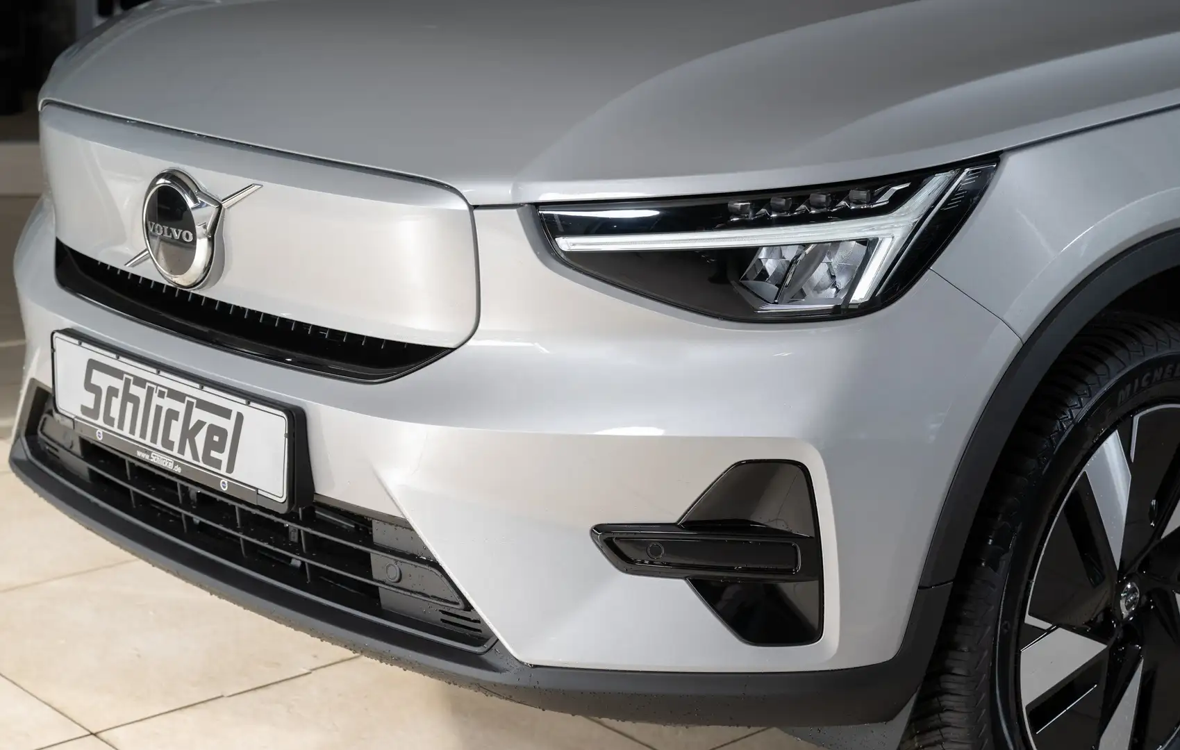 Volvo XC40 Recharge Plus Twin Motor AWD Navi ACC Met. AHK Silber - 2