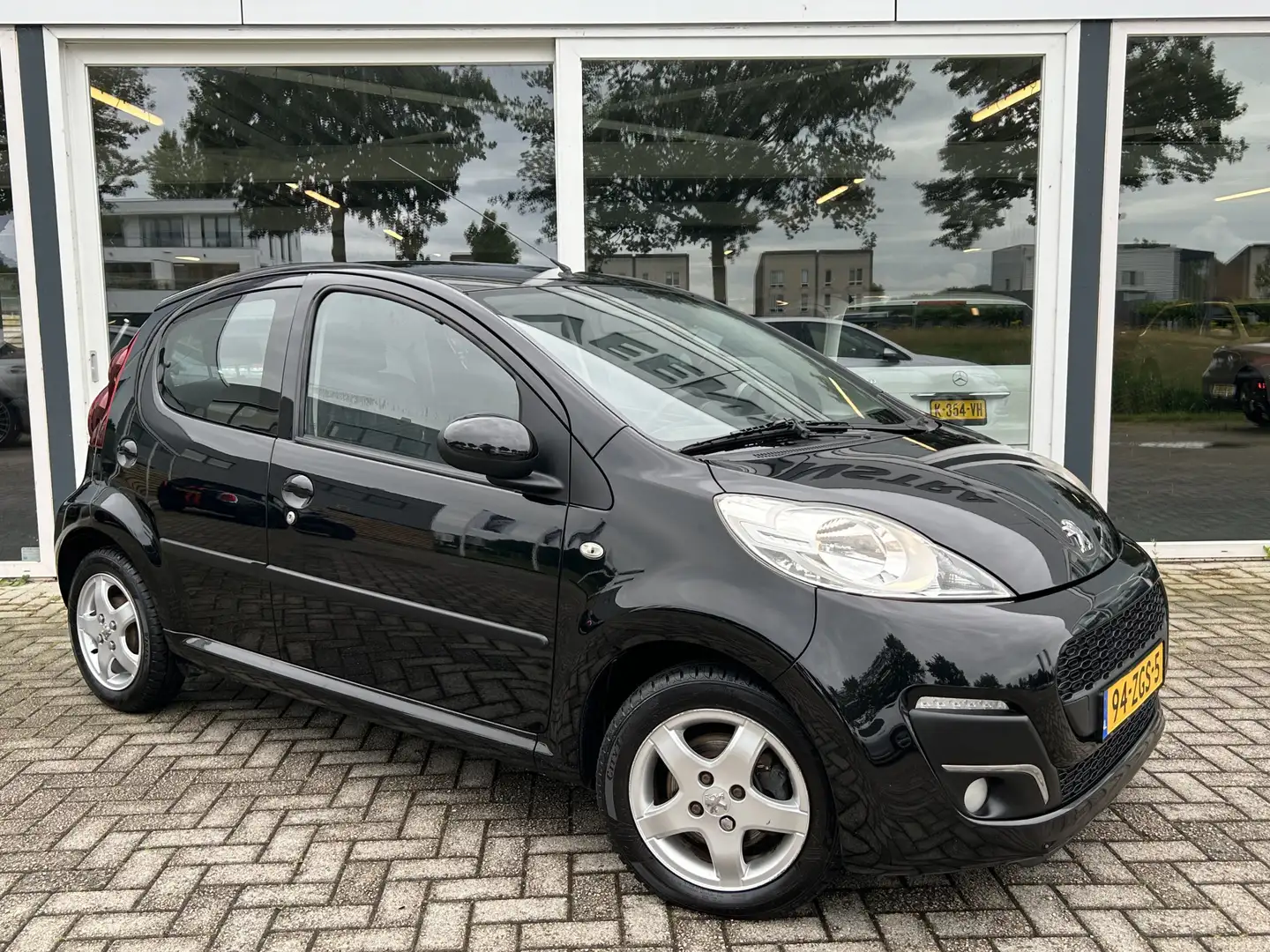 Peugeot 107 1.0 Active Airco / LMV / CV / Toerenteller / 5-Deu Чорний - 1