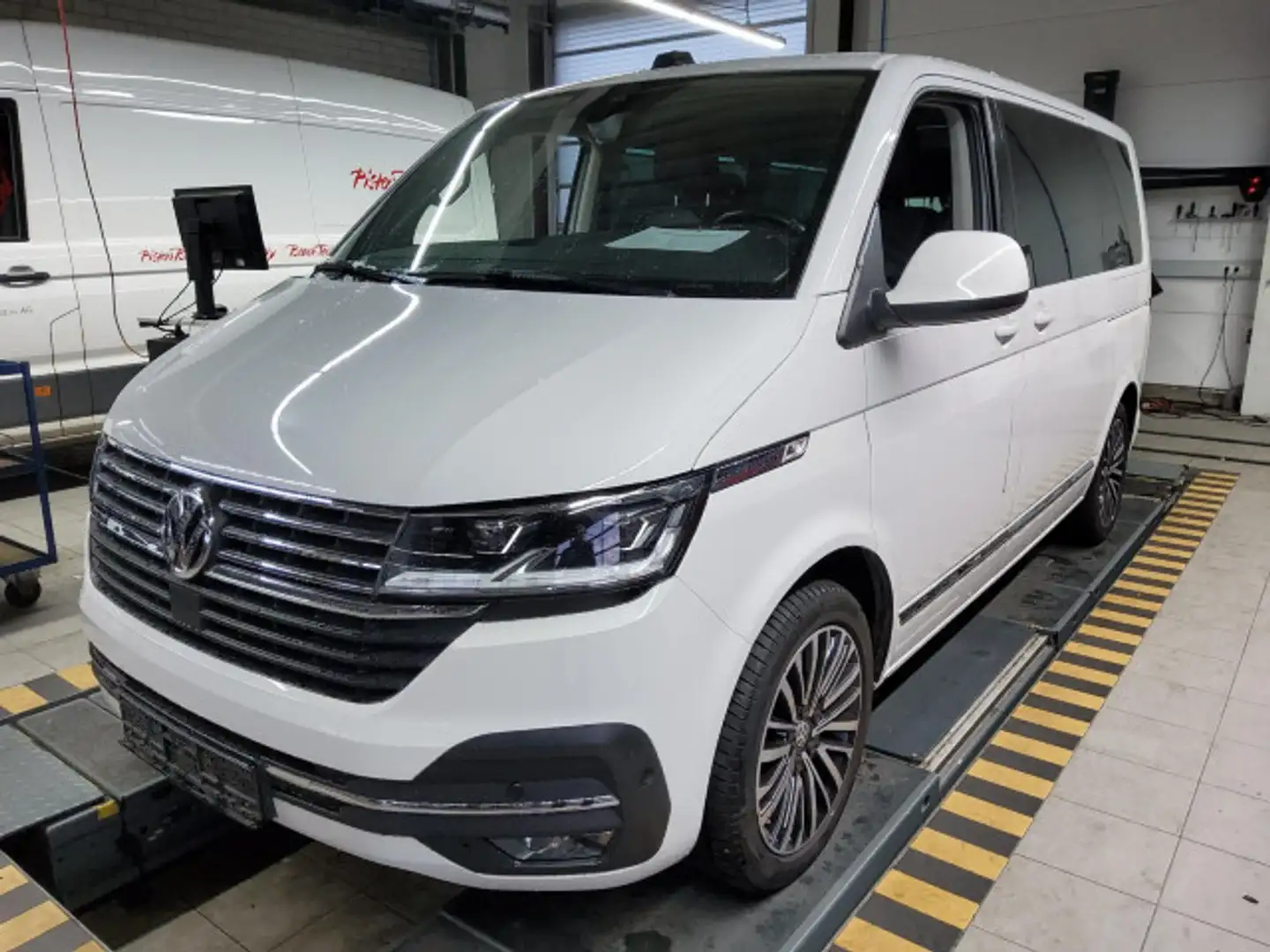 Volkswagen T6.1 Multivan Generation SIX 2.0 TDI DSG 4M AHK Weiß - 2