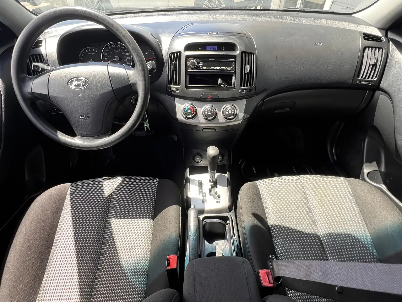 Hyundai ELANTRA photo Hyundai ELANTRA