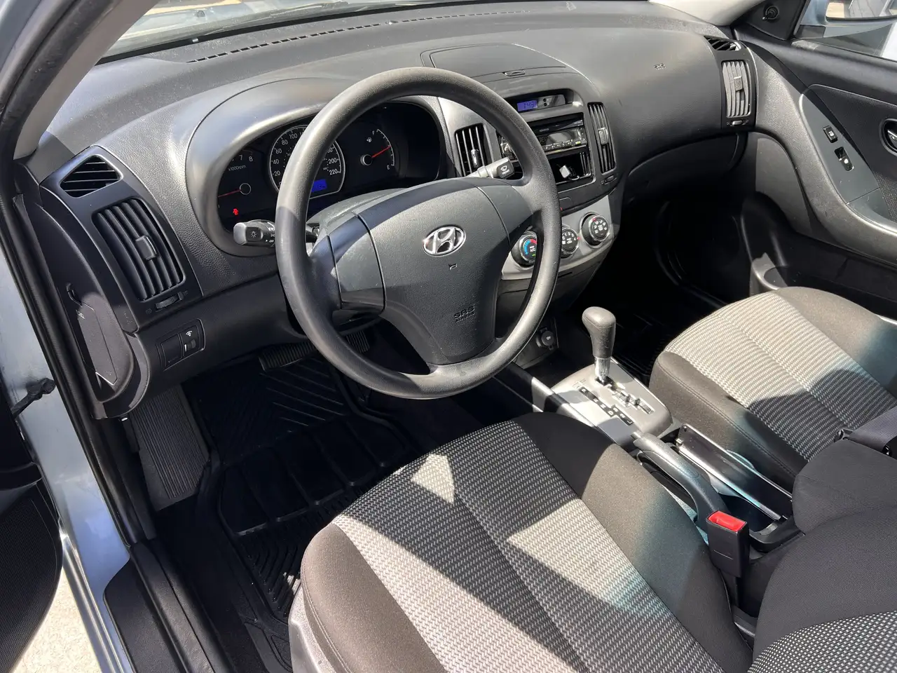 Hyundai ELANTRA photo Hyundai ELANTRA