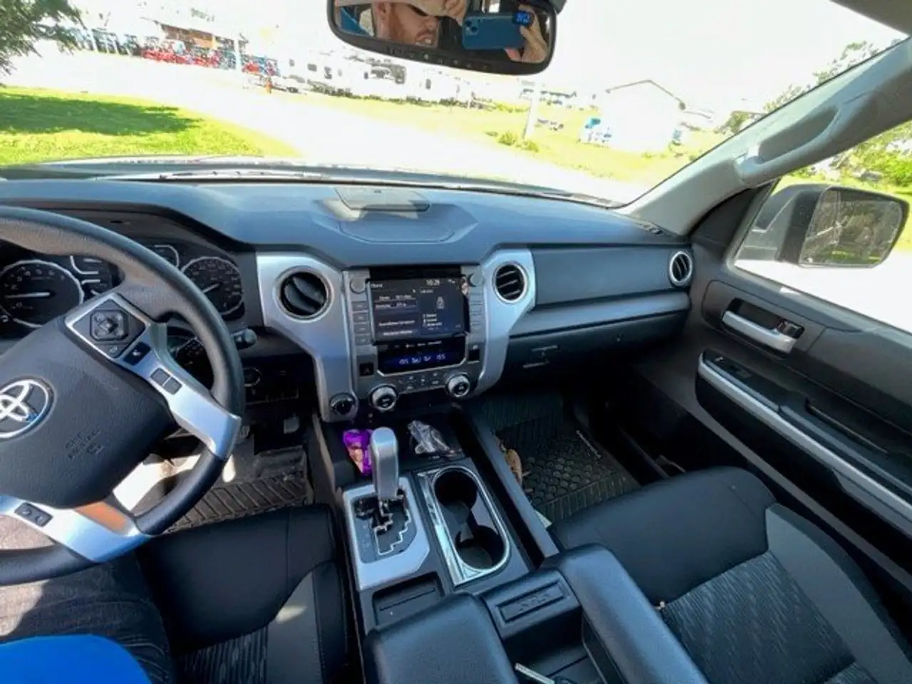 Toyota Tundra снимка Toyota Tundra