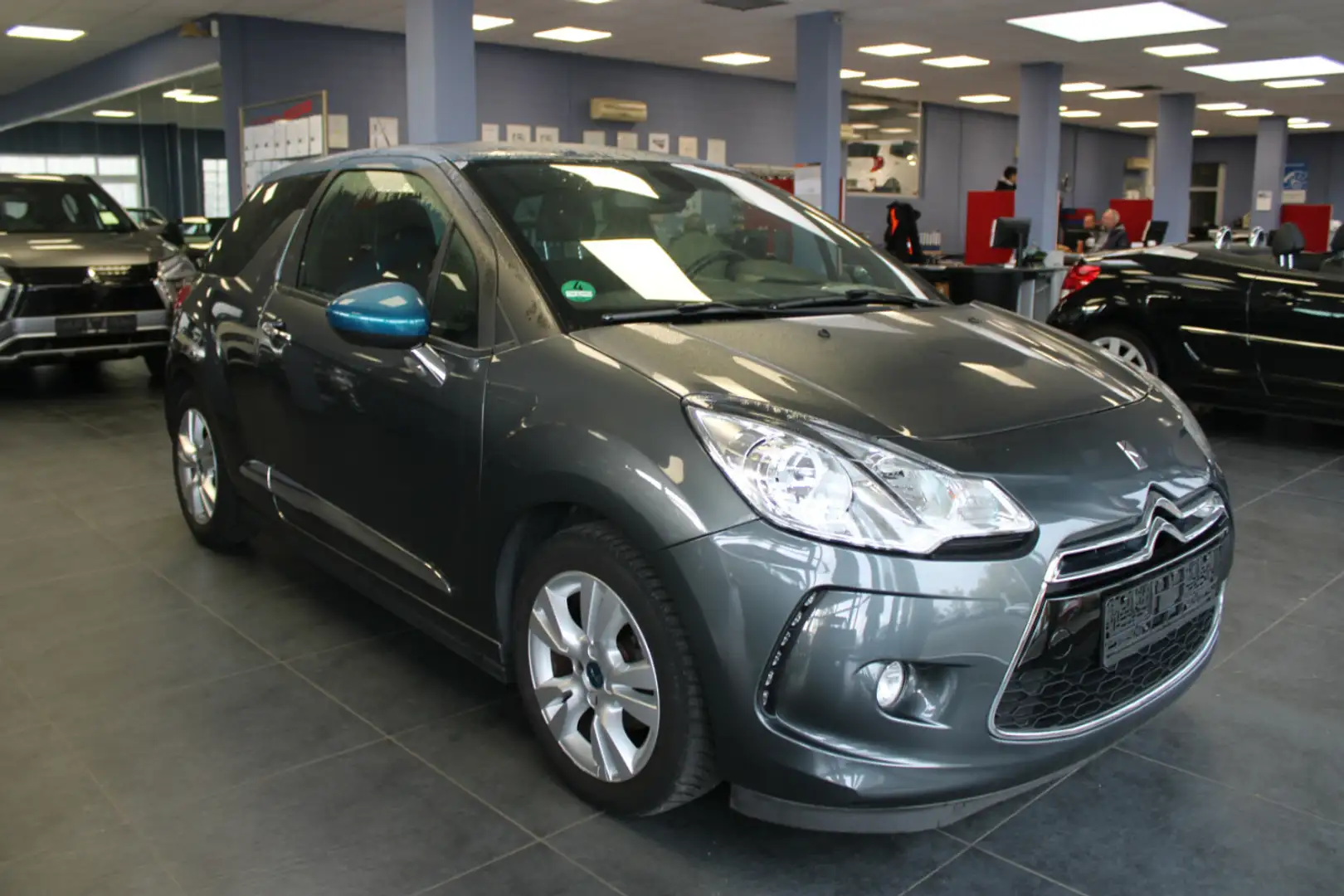 Citroen DS3 PureTech 110 SoChic Grau - 1