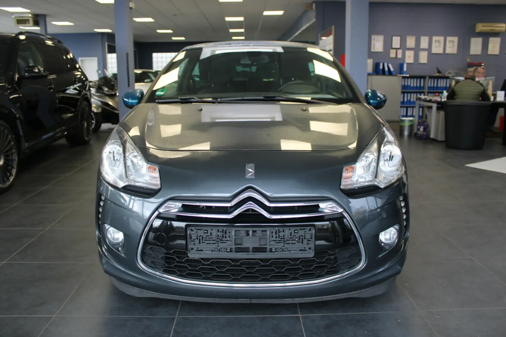 Citroen DS3 PureTech 110 SoChic Grau - 2