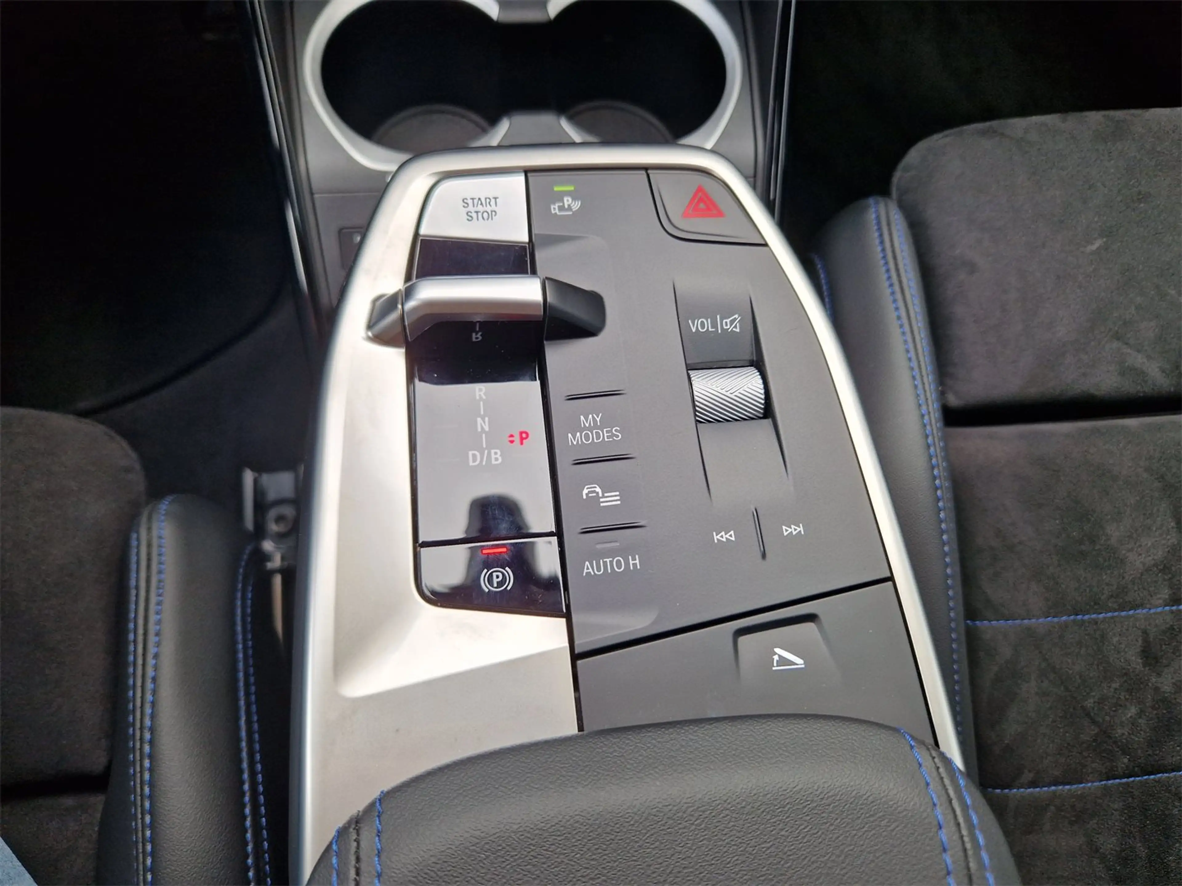 BMW iX2 eDrive20 — photo 14