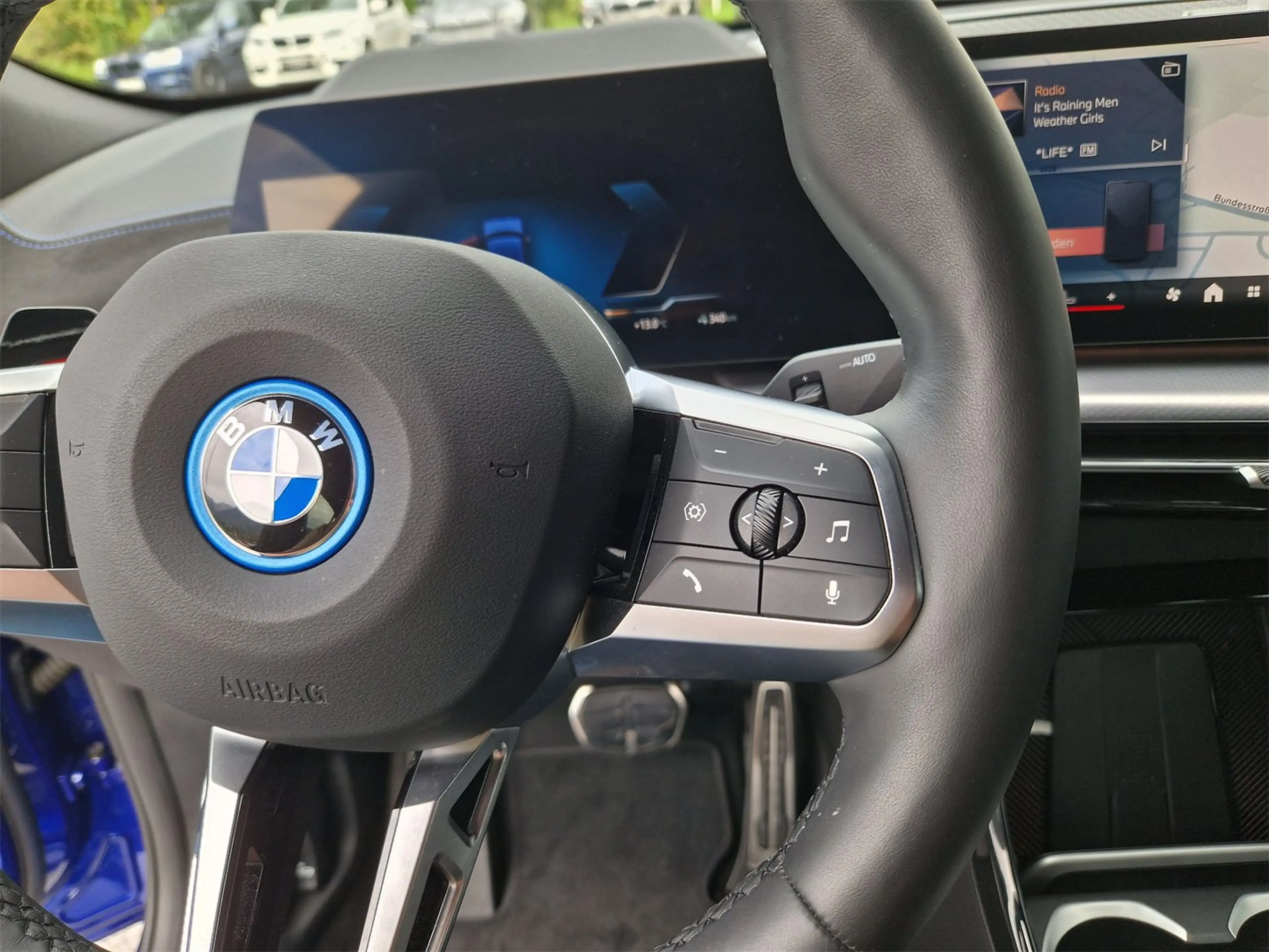 BMW iX2 eDrive20 — photo 10