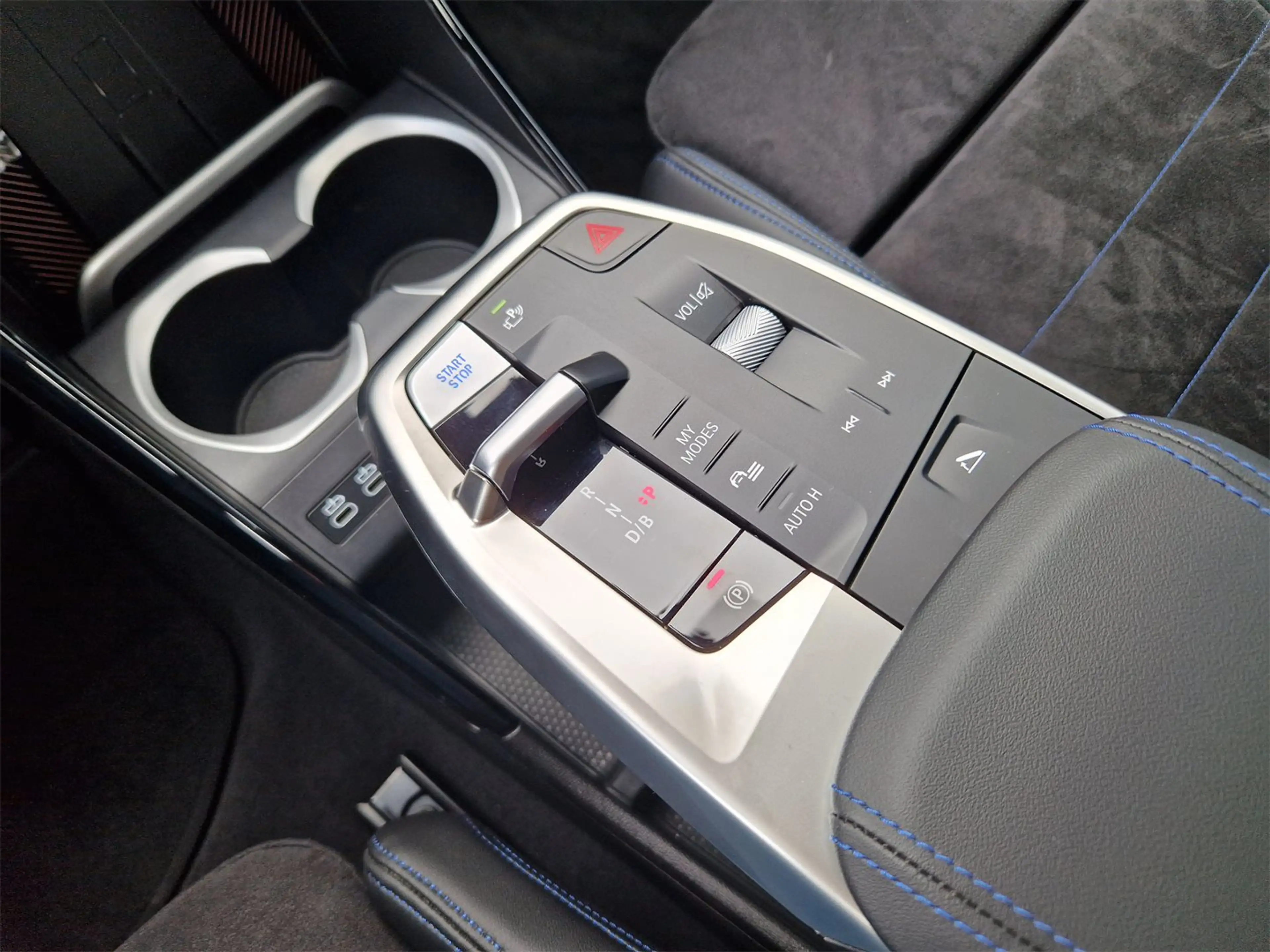BMW iX2 eDrive20 — photo 13