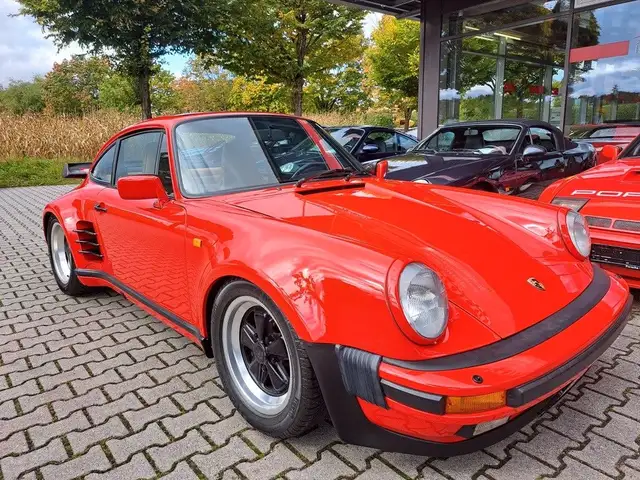 Porsche 911 view 9