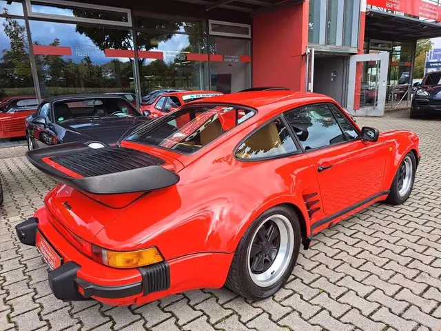 Porsche 911 view 10