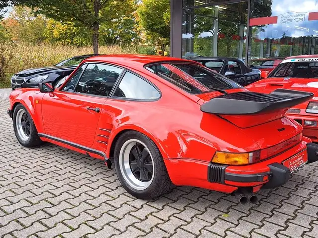 Porsche 911 view 3