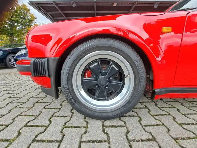Porsche 911 view 7