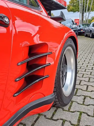 Porsche 911 view 6