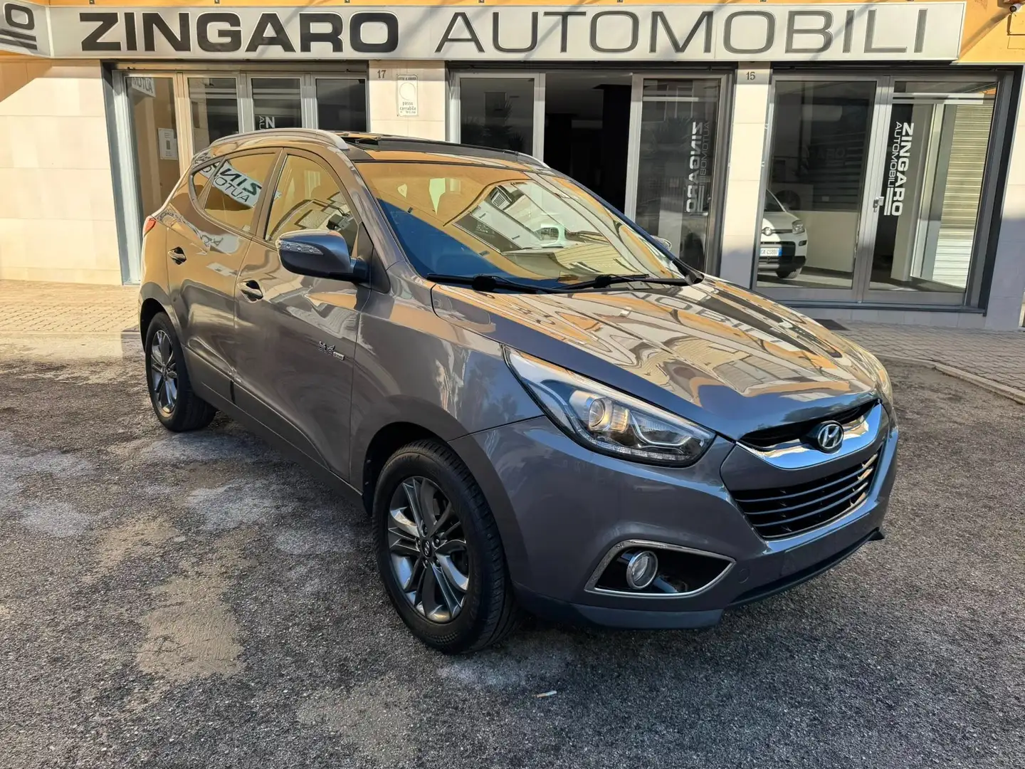 Hyundai iX35 1.7 CRDI 115 CV. 2WD X-POSSIBLE TETTO+NAVI+RETROC. Gris - 2