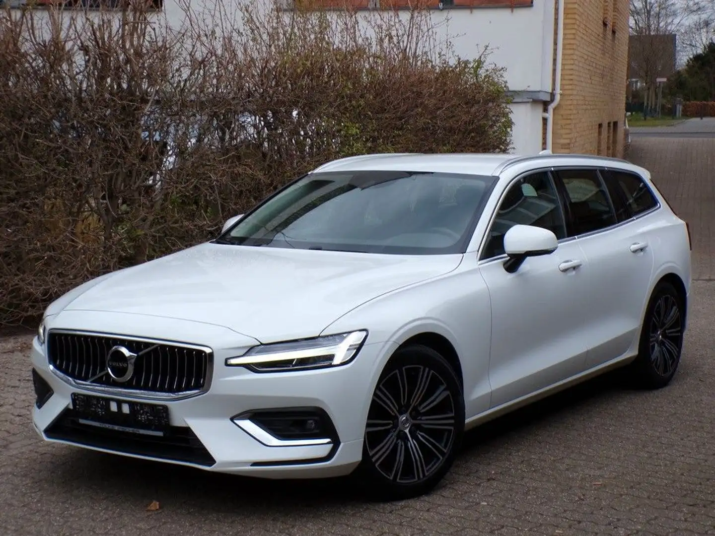 Volvo V60 B3 Inscription Aut./Navi/Leder/Kamera/Memory Weiß - 1