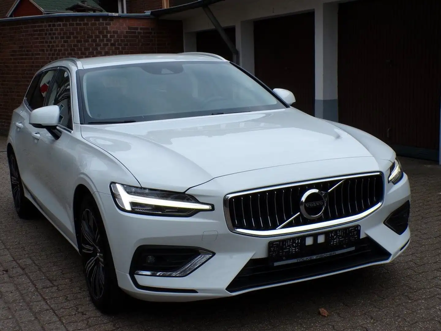Volvo V60 B3 Inscription Aut./Navi/Leder/Kamera/Memory Weiß - 2