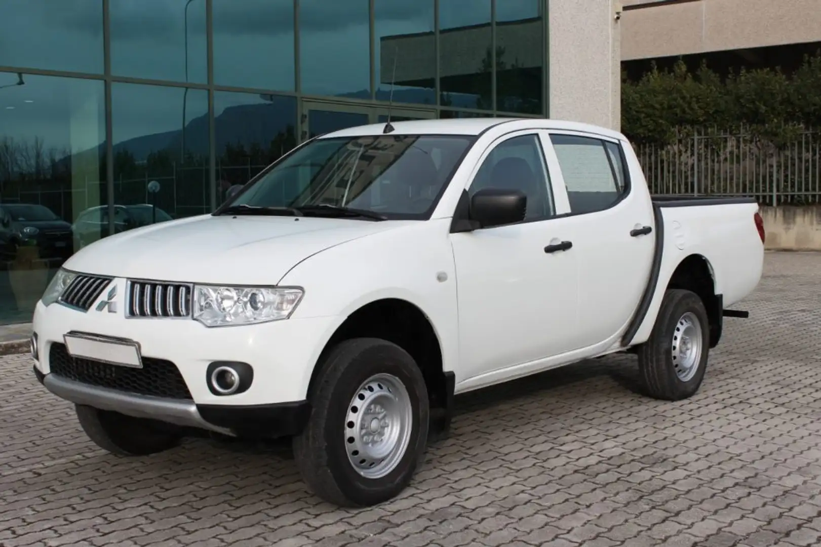 Mitsubishi L200 2.5 DI-D/136CV Double Cab Intense Bílá - 2