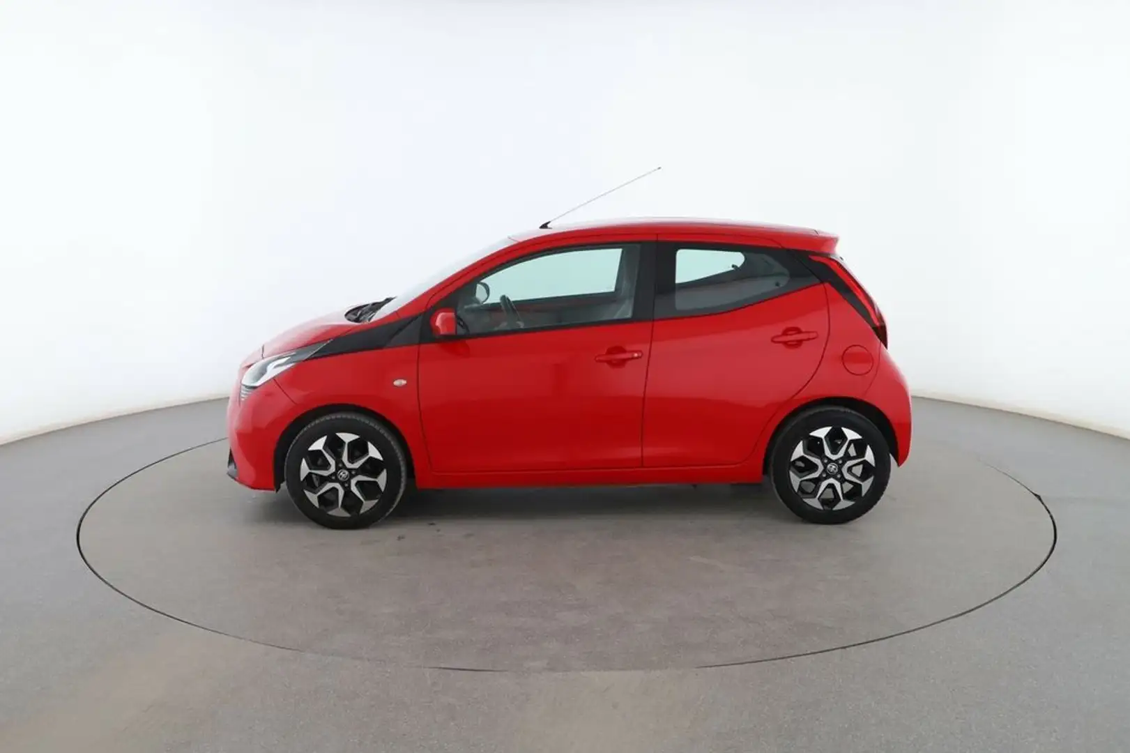 Toyota Aygo 1.0 VVT-i X-Play Rojo - 2