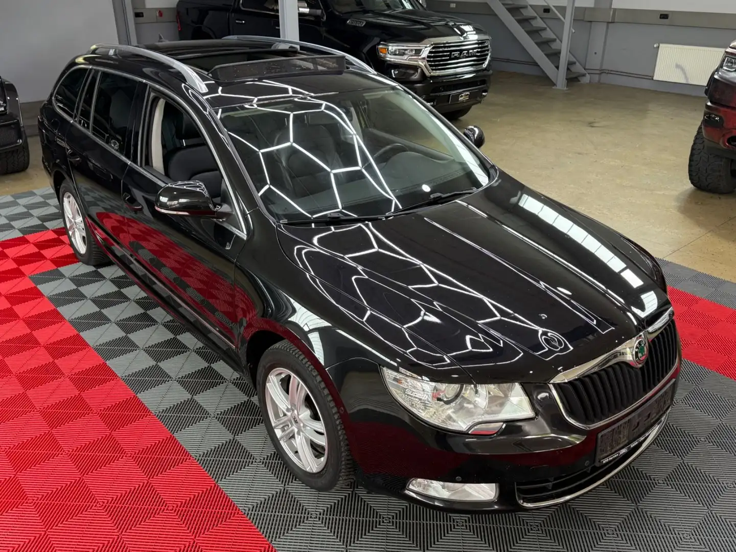 Skoda Superb Elegance Panorama Leder Xenon Navi SHZ Nero - 1