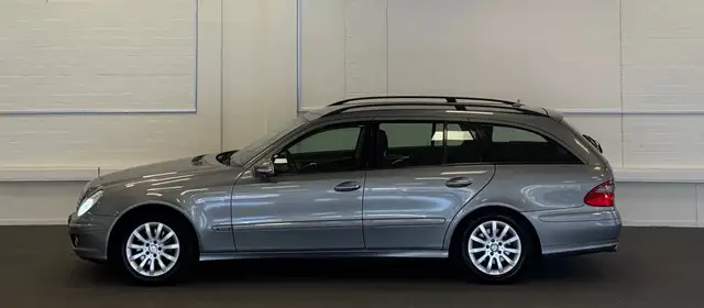 Mercedes-Benz 230 view 3