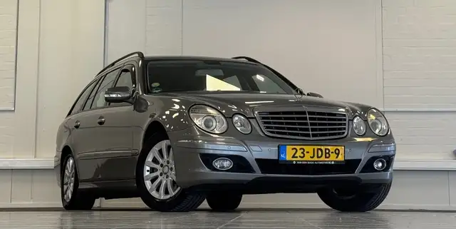 Mercedes-Benz 230 view 2