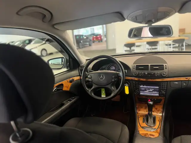 Mercedes-Benz 230 view 7
