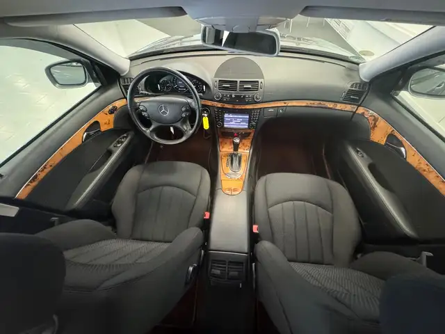 Mercedes-Benz 230 view 8