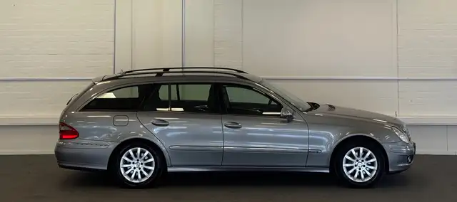 Mercedes-Benz 230 view 4