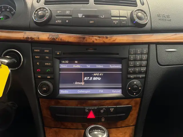 Mercedes-Benz 230 view 13