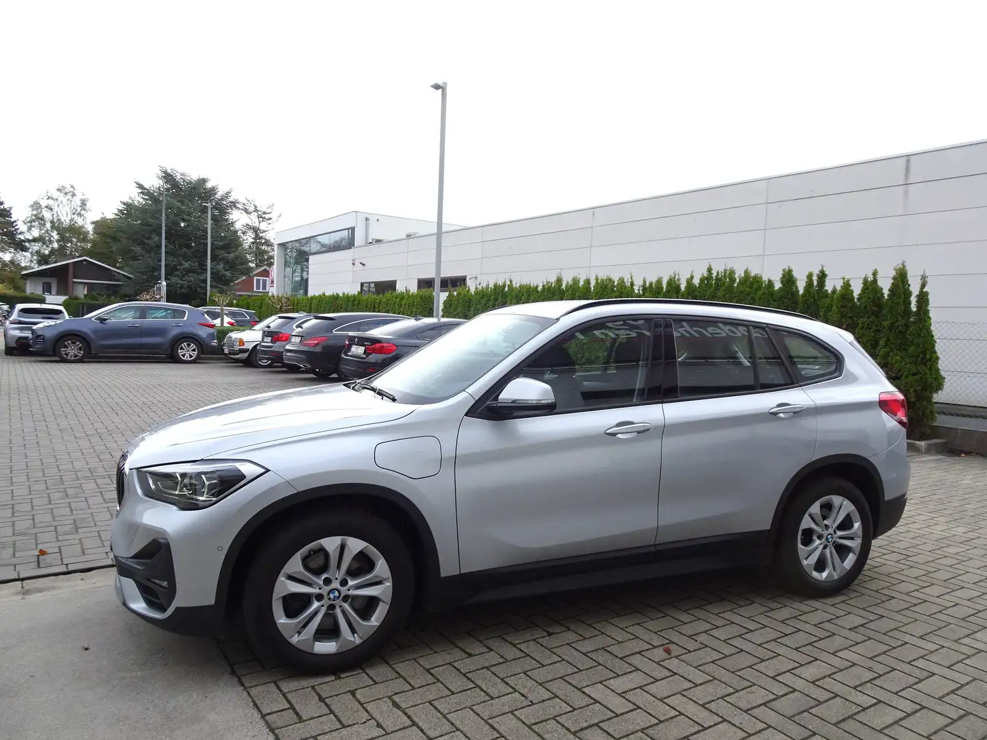 BMW X1 xDrive25e Hybride NAVI,FULL LED,EL.KOFFER,TREKHAAK Gris - 2