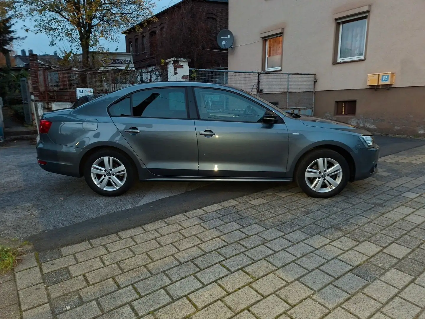 Volkswagen Jetta VI Match Grau - 2