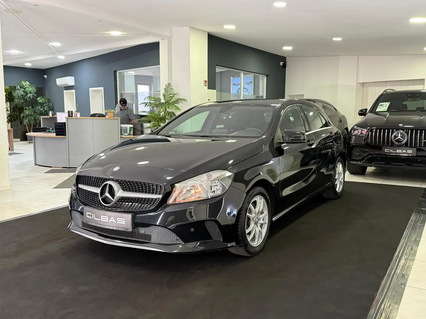 Mercedes-Benz A 180 *SHZ*PDC*NAVI*AWR*2.HAND* Schwarz - 2