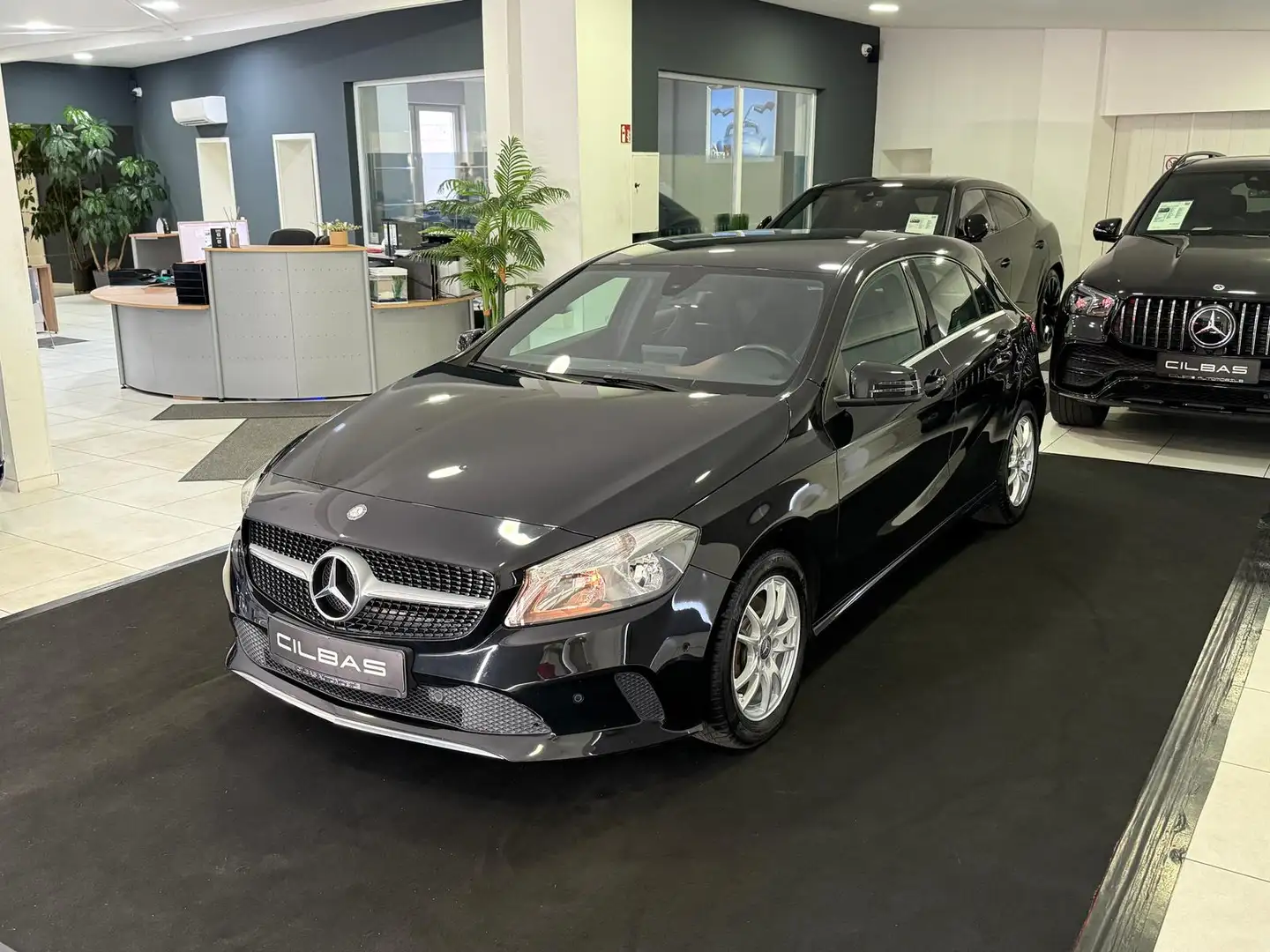 Mercedes-Benz A 180 *SHZ*PDC*NAVI*AWR*2.HAND* Schwarz - 1