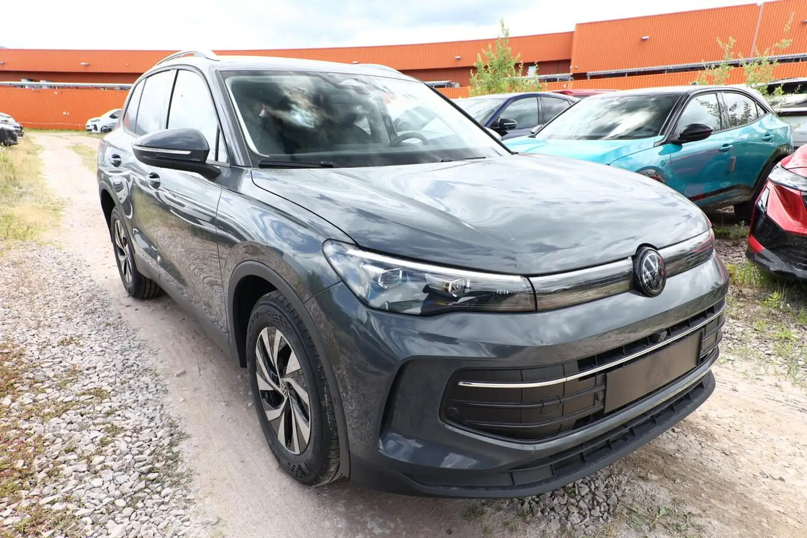 Volkswagen Tiguan DSG LED+ Nav IQ.DRIVE 5JGar. SHZ Keyl 17Z 110 k... Grau - 2