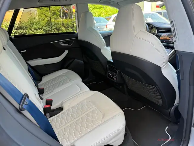Audi RS Q8 view 13