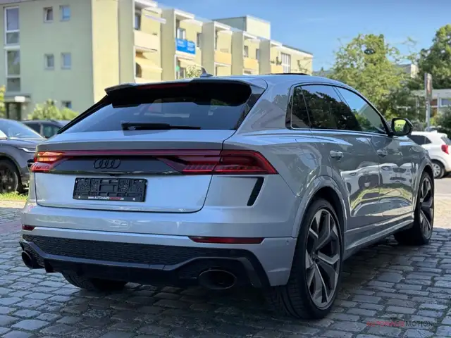 Audi RS Q8 view 5